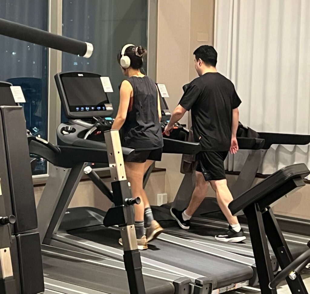 헬스장에서 런닝하는 모습